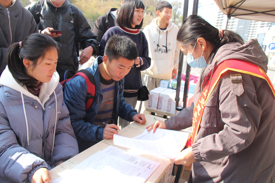 飛揚熱血青春  匯集愛心洪流——安康學(xué)院積極開展冬季獻血活動