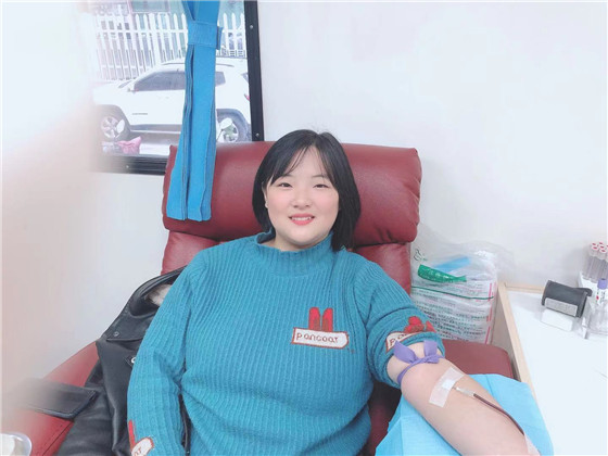 奉獻(xiàn)愛心 青春無(wú)悔