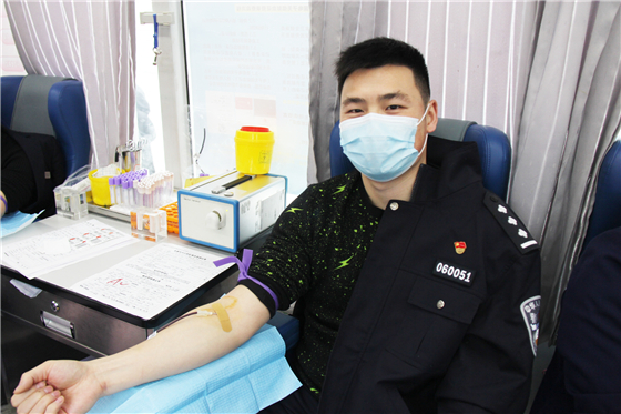 人民警察一心為民，捋袖捐血鐵血柔情——安康市公安局積極開展冬季獻血活動