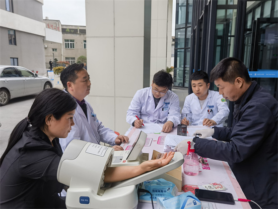 一“臂”之力，踐行醫(yī)者擔(dān)當(dāng)——安康市中心血站聯(lián)合漢濱區(qū)第三人民醫(yī)院開展無償獻(xiàn)血活動(dòng)