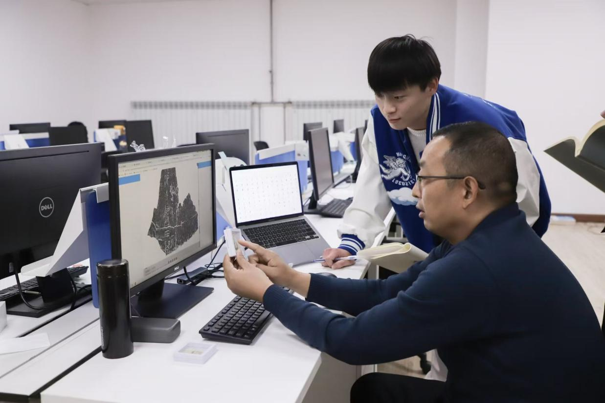 安陽師范學(xué)院甲骨文信息處理教育部重點(diǎn)實(shí)驗(yàn)室，劉永革正在給學(xué)生講甲骨文。受訪者供圖