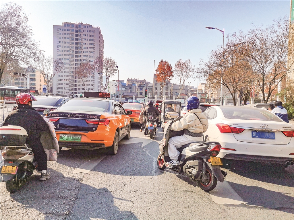 “多車(chē)”混行的機(jī)動(dòng)車(chē)道