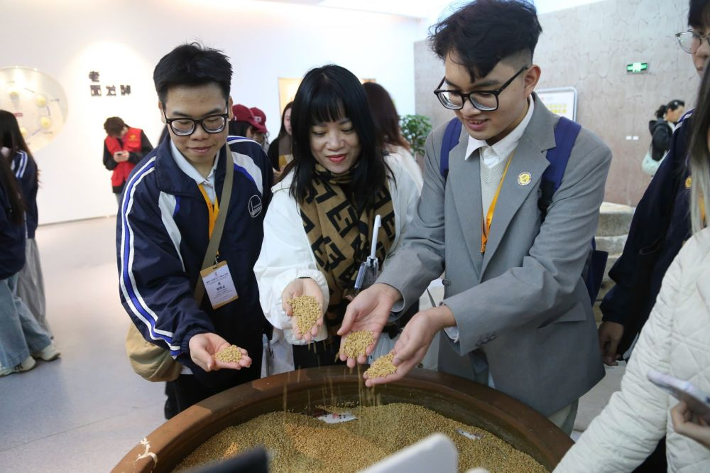 2026年3月30日，參加“紅色研學之旅”的越南青年在河北參觀新農村建設。